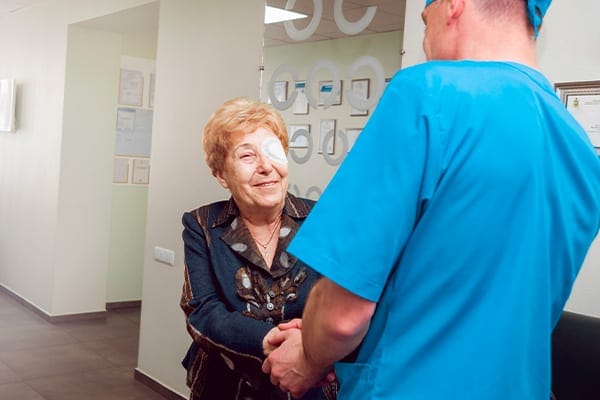 operation cataracte implants dr arthus drevon chirurgie ophtalmologique lyon chirurgie refractive chirurgie de la cataracte surface oculaire