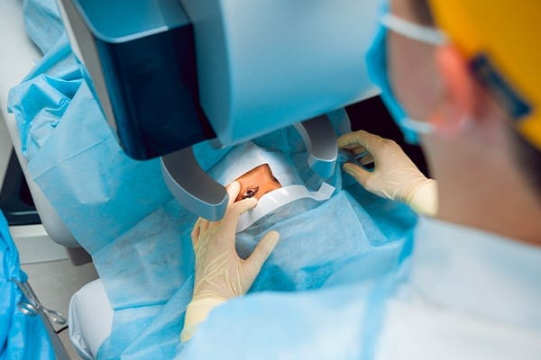 operation yeux hypermetropie docteur arthus drevon chirurgie ophtalmologique lyon chirurgie refractive chirurgie de la cataracte surface oculaire